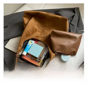 Détails du grand sac en daim marron avec espace pour iPad et objets personnels