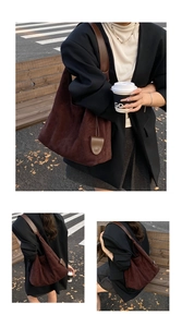 Détail de la texture en daim marron et de la bandoulière de ce grand sac cabas Maillard