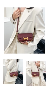 Détail du sac bandoulière en cuir bordeaux avec fermoir H doré et bandoulière chaîne