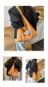 Détail du sac cabas en daim marron avec boucle à rabat en cuir pour suspendre des lunettes