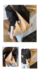 Détail du sac hobo en daim vintage avec bandoulière en cuir marron et breloque en cœur