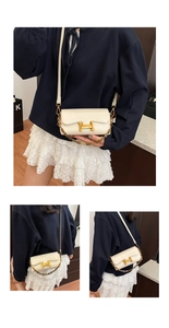 Détails du sac à bandoulière en cuir crème avec boucle H dorée et chaîne chic