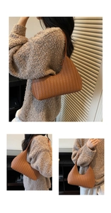 Détail du sac hobo tressé marron vintage montrant la texture et la bandoulière en cuir