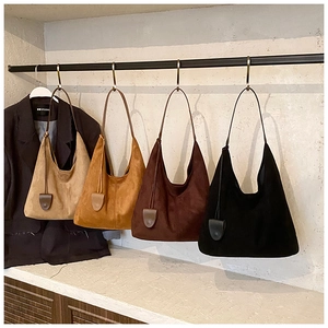 Détails des sacs cabas en daim en kaki, marron et noir avec des glands décoratifs