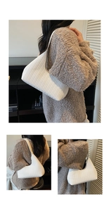 Détail du sac hobo blanc tressé avec silhouette en croissant et texture raffinée