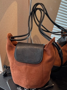 Sac Seau en Cuir PU pour Femmes Petit Sac à Bandoulière Patchwork Minimaliste Urbain Navette Sac de Téléphone Portable