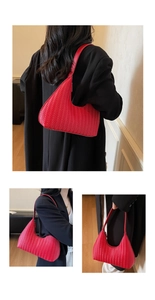 Détail d'un sac hobo tressé rouge avec motif en V en similicuir et bandoulière élégante