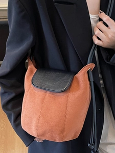 Sac seau bicolore classique en daim orange et cuir noir avec bandoulière fine