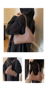 Vue détaillée du sac hobo tressé marron montrant la texture en V et la bandoulière