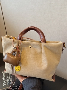 Sac à Main Femme en Suède Minimaliste Style Coréen Mode Sac à Bandoulière Texture Souple Sac Messager Avec Pendentif Sourire