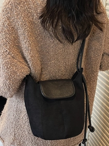 Sac seau chic en daim noir avec rabat en cuir et cordon pour un style d'automne