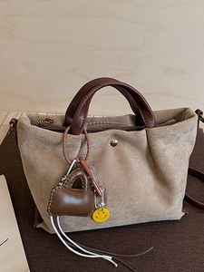 Sac fourre-tout minimaliste en daim kaki avec anses à motif serpent et breloque sourire