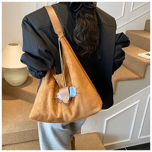 Vue détaillée du sac cabas en daim marron avec bandoulière et passant pour lunettes