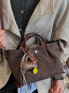 Sac fourre-tout minimaliste en daim marron foncé avec chaîne et breloque smiley