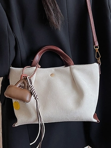 Sac à main beige minimaliste avec boucles dorées et poignées en cuir marron chic
