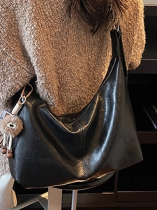 Retro black leather large capacity tote bag with plush charm for women commute use