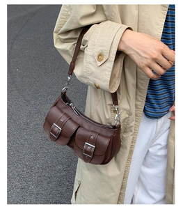 Vintage braune Leder-Achseltasche mit zwei Vordertaschen und silbernen Schnallen im Detail