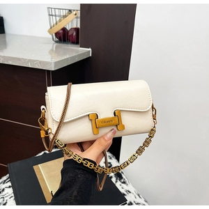 Gros plan du sac bandoulière en cuir crème avec fermoir H doré et sangle en chaîne