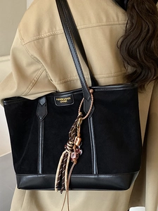 Borsa tote nera minimalista in pelle con bordi in camoscio e ciondolo con nappe