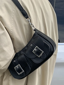 Schwarze Schultertasche im französischen Stil mit Lychee-Textur und silbernen Schnallen