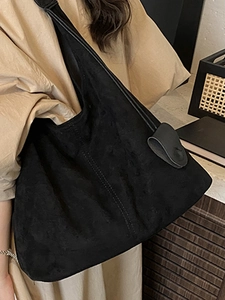 Grand sac cabas rétro en daim noir avec bandoulière pour le style décontracté d'automne