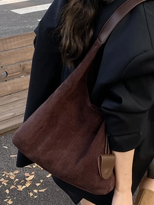 Sac fourre-tout rétro en daim café avec bandoulière en cuir et style minimaliste