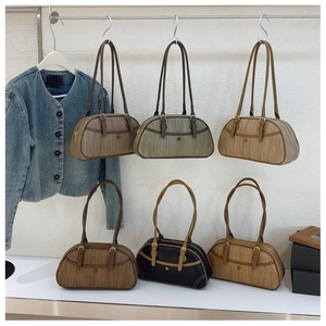 Détail de 6 sacs sous les aisselles vintage aux textures brossées verticales uniques