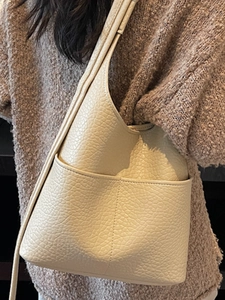 Classic cream litchi grain leather bucket bag for autumn commuting fashion