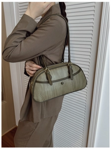 Sac sous le bras tissé vert olive avec doubles bretelles porté sur un blazer marron