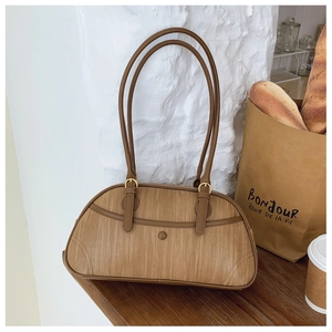 Détails du sac sous le bras marron tressé avec poignées en cuir et boucles métalliques