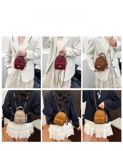 Vues détaillées du mini sac à dos matelassé dans diverses couleurs et styles d'automne