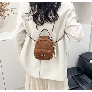 Mini sac à dos marron matelassé avec bandoulière chaîne et breloque en perles