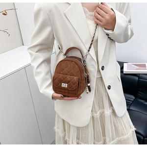 Mini sac à dos en daim marron matelassé avec bandoulière chaîne et charm perlé