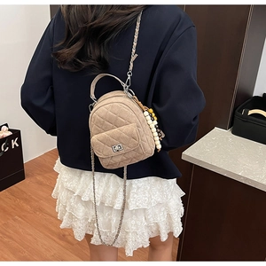Détails d'un mini sac à dos en velours côtelé beige matelassé avec bretelles en chaîne