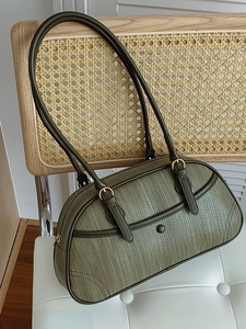 Sac baguette tissé vert olive avec fines bandoulières et boucles en métal doré élégant