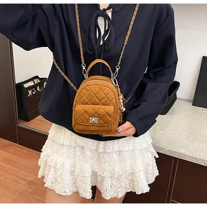 Détail du mini sac à dos matelassé caramel avec fermoir tournant en métal argenté