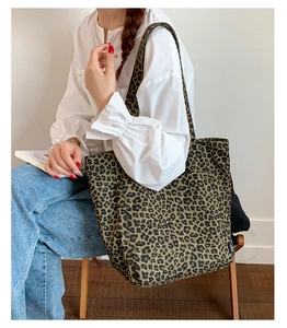 Vue détaillée du sac cabas en toile à motif léopard avec étiquette latérale large