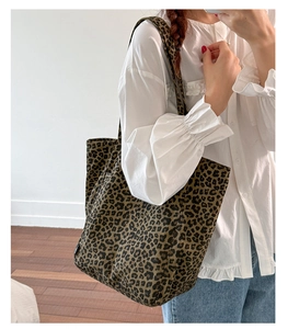Détail du sac cabas léopard avec anses renforcées et texture en toile durable