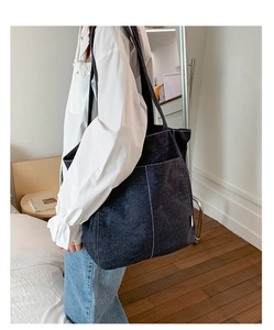 Détail du grand sac cabas en denim avec surpiqûres blanches et larges bandoulières robustes