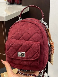 Mini sac à dos chic en daim bordeaux matelassé avec bretelles en chaîne argentée