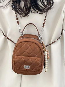 Mini sac à dos en daim marron matelassé avec bretelles en chaîne et motif en losange