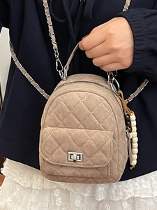 Mini sac à dos beige matelassé avec bandoulière chaîne et fermoir rotatif argenté