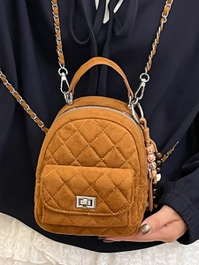 Mini sac à dos marron matelassé avec bandoulière chaîne et fermoir rotatif argenté