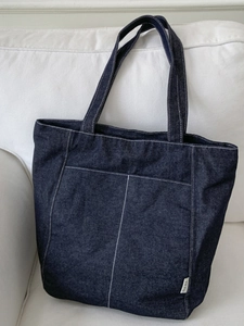 Sac fourre-tout en denim bleu marine classique avec coutures et grand volume