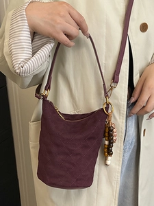 Sac seau matelassé bordeaux avec bandoulière et breloque en perles rétro chic