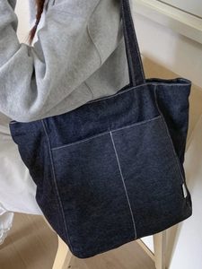 Grand sac cabas en denim bleu foncé avec coutures contrastées et bandoulières pour femme