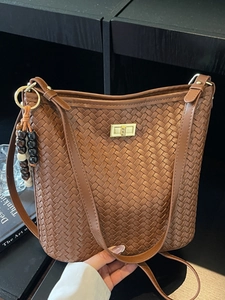 Woven PU Leather Bucket Bag Minimalist Crossbody Shoulder Bag With Bead Pendant Retro Fashion Tote Bag For Women Daily Work