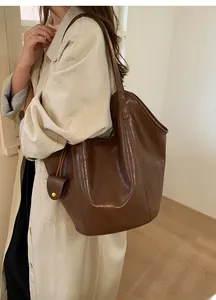 Détail du grand sac cabas marron foncé avec petite pochette assortie sur la bandoulière