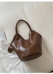 Sac fourre-tout en cuir huilé marron avec charms élégants et bandoulières tendance