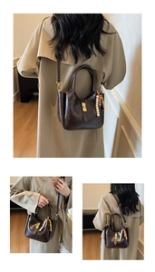 Detalle de bolso bucket vintage marrón oscuro con cierre dorado y adorno de cuentas